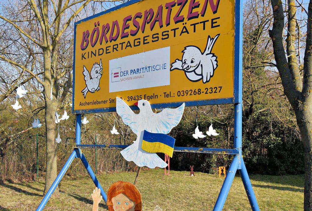 Die Kindertagesstätte „Bördespatzen" in Egeln gehört zu den größten Kindereinrichtungen in der Verbandsgemeinde Egelner Mulde. Auch hier haben die Kinder ihre Friedenssehnsucht mit weißen Friedenstauben gegen den Krieg in der Ukraine zum Ausdruck gebracht.