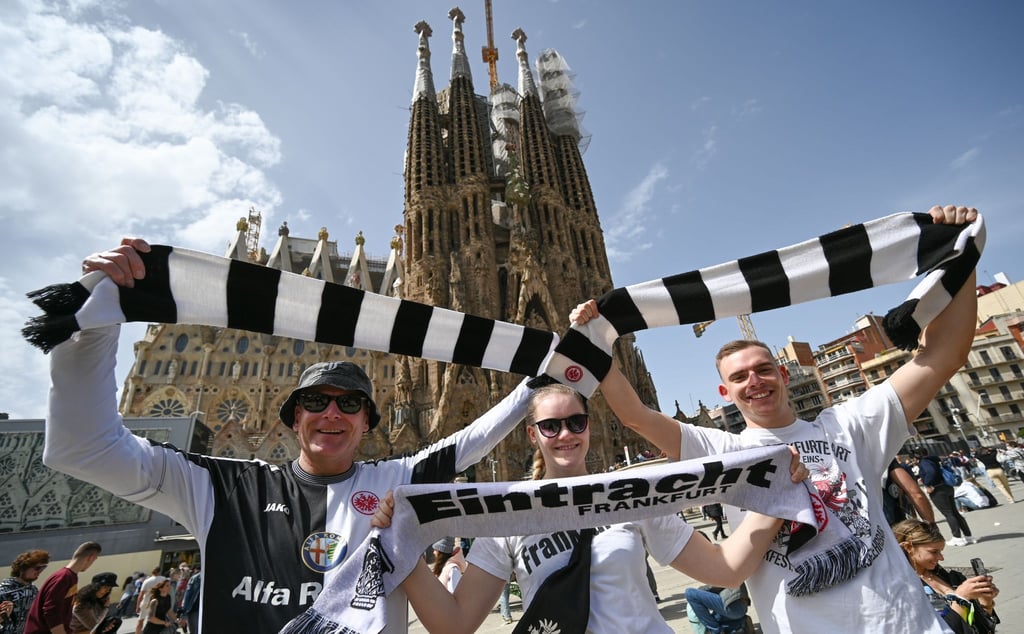 Eintracht-Fans stehen vor der berühmten Basilika Sagrada Familia des Baumeisters Antoni Gaudi in Barcelona.