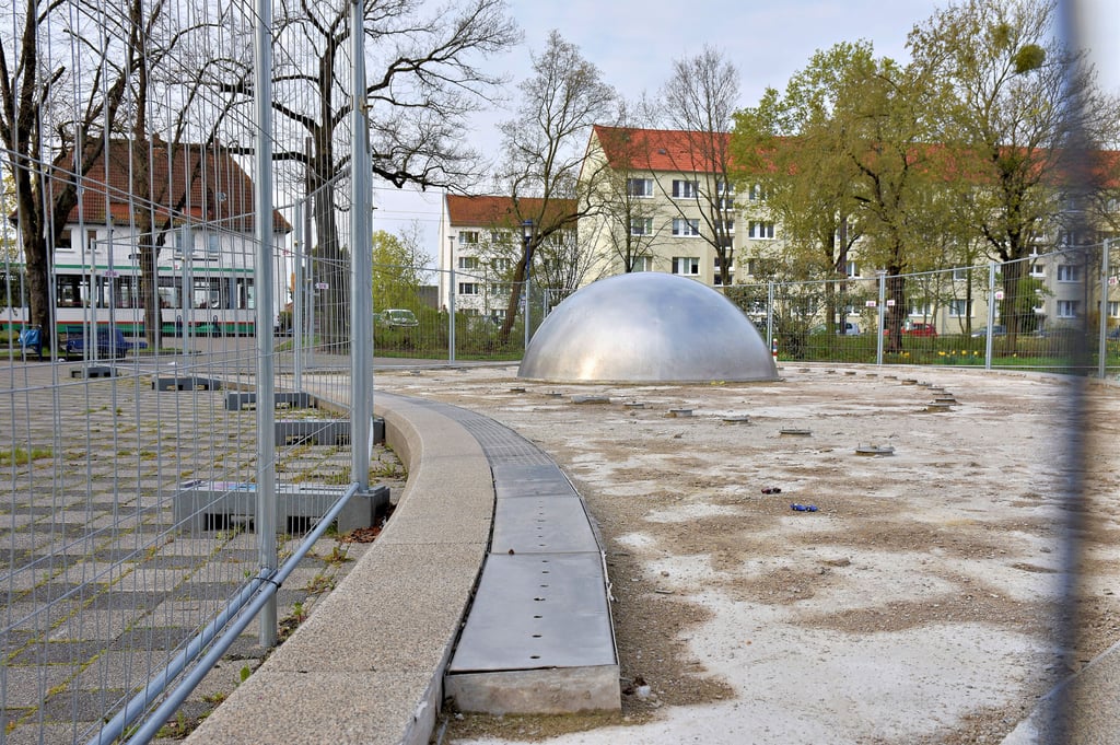 Die Springbrunnenanlage am Pechauer Platz bleibt zum Saisonstart ohne Wasser.