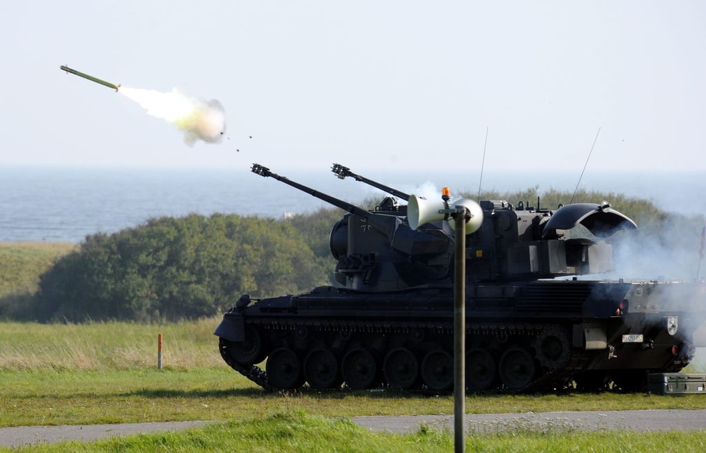 Ein Flugabwehrpanzer vom Typ "Gepard 1A2" feuert auf dem Schießplatz im schleswig-holsteinischen Todendorf eine Stinger-Flugabwehrrakete ab.