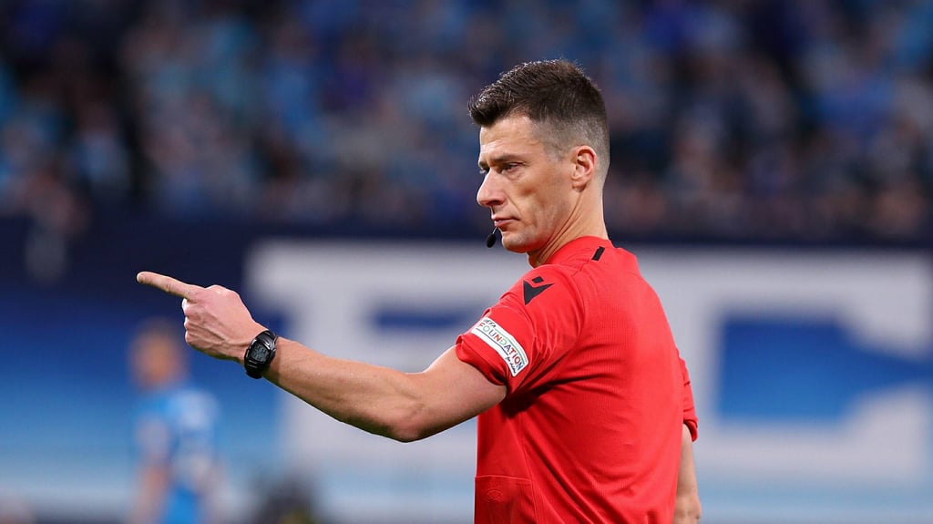 Schiedsrichter Benoit Bastien.