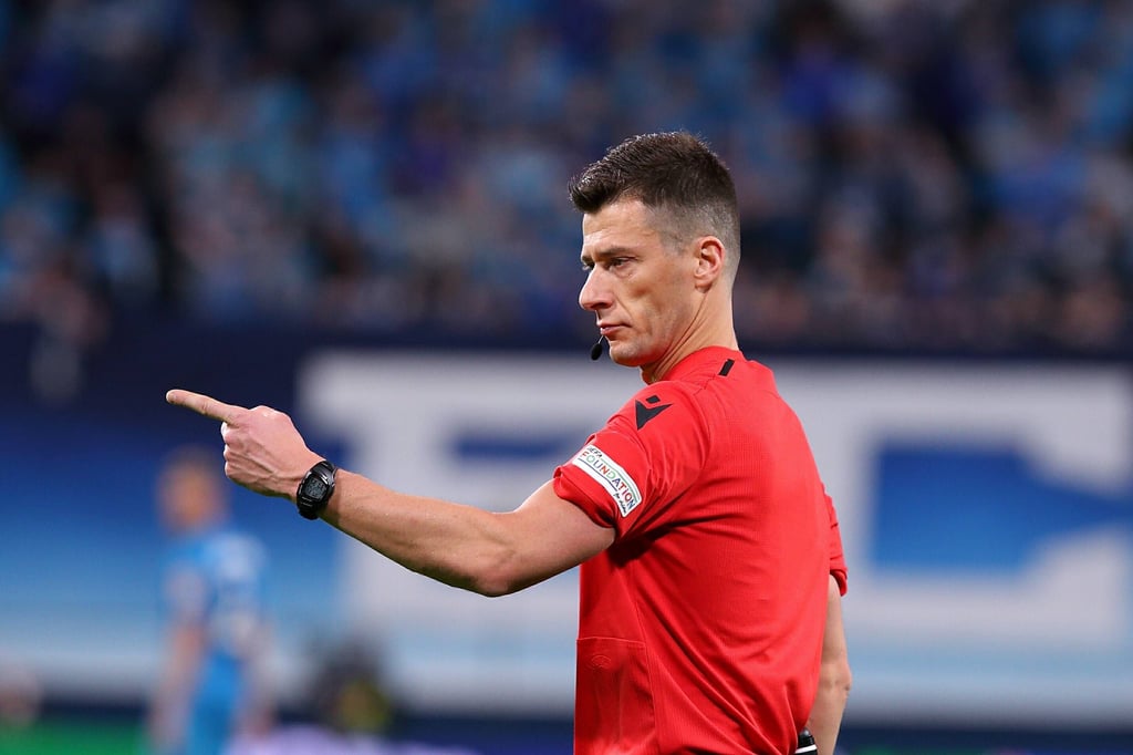 Schiedsrichter Benoit Bastien.