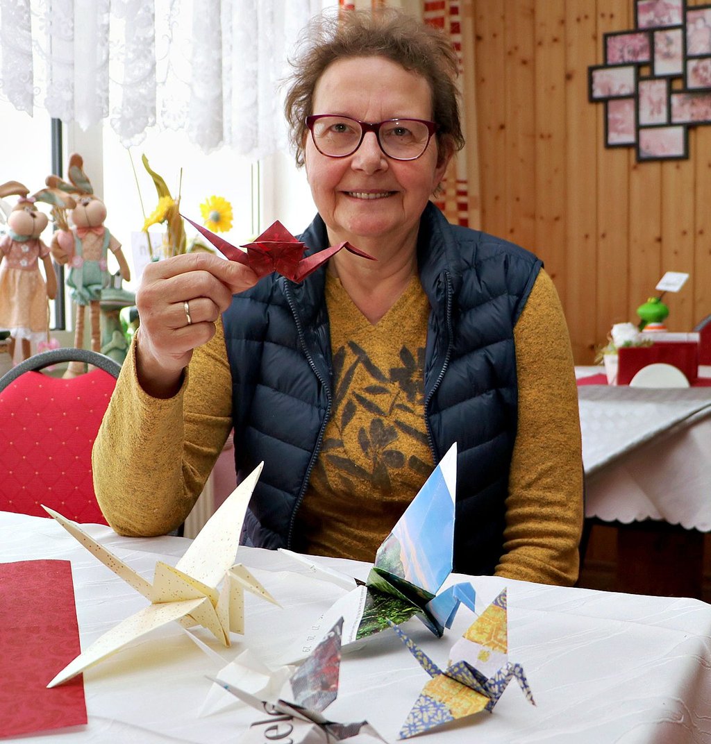 Angela Demele faltet in diesen Tagen Kraniche aus Papier in großer Zahl. Ihr Wunsch ist, dass sich viele an der Aktion beteiligen und durch den Verkauf Geld für Ukraine-Flüchtlinge zusammenkommt.