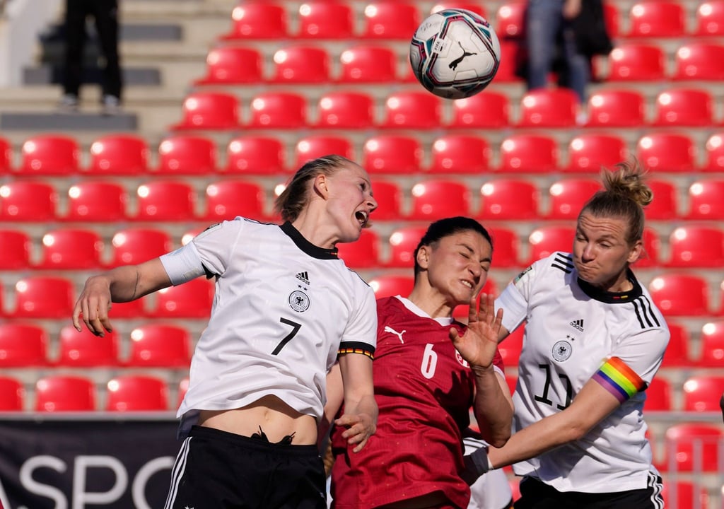 Die Serbin Nevena Damjanovic (M) versucht gegen Lea Schüller (l) und Alexandra Popp an den Ball zu kommen.