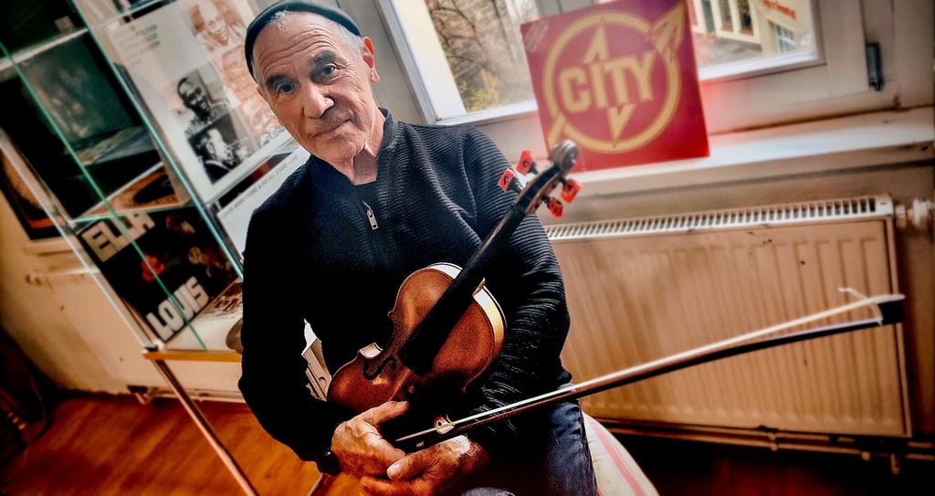 Georgi „Joro“ Gogow besucht mit seiner Geige die Amiga-Ausstellung in Quedlinburg.