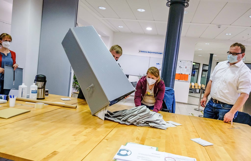 Ordentlich etwas zu zählen hatten die Ehrenamtlichen im Briefwahllokal im Bürgerbüro des Neuen Rathauses. Gut 4.300 wählten per Brief.