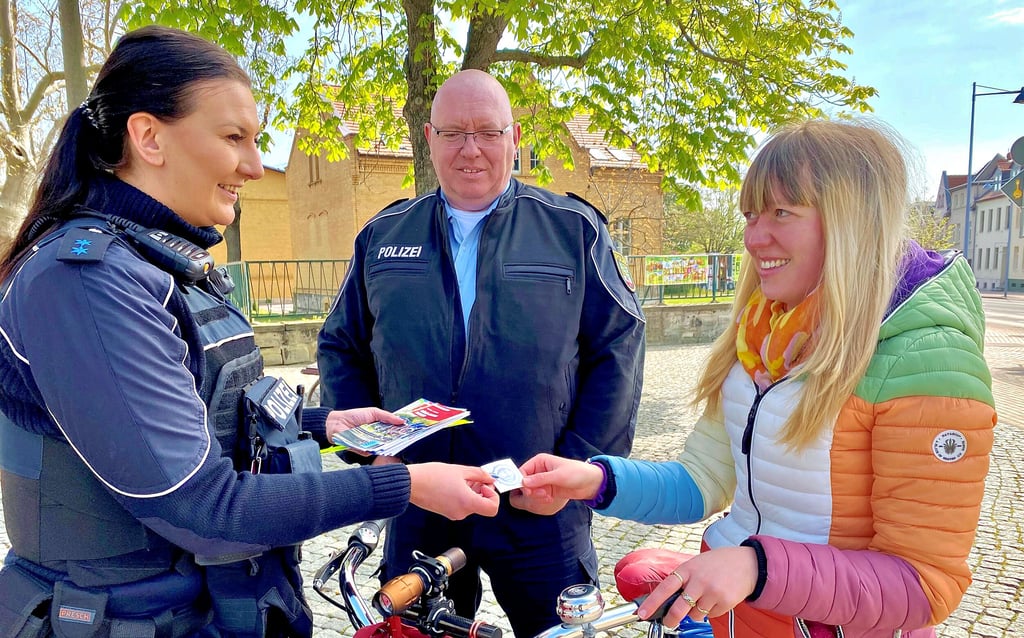 Polizeimeisterin Aileen Schönherr und Polizeihauptmeister Detlef Borges kontrollieren Vanessa Erhardt aus Bernburg. Da ihr Rad keine Mängel aufweist, gibt es einen „Geprüft“-Aufkleber als Anerkennung.