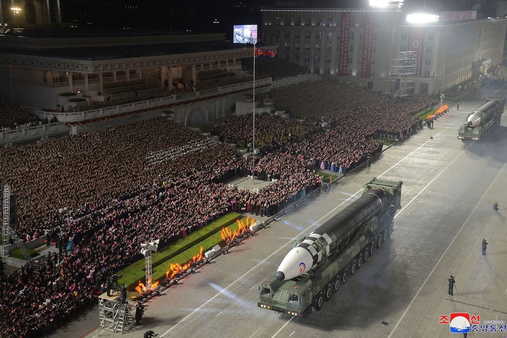 Eine nach Angaben der nordkoreanischen Regierung neu gebaute Interkontinentalrakete Hwasong-17. Gezeigt wurde die Rakete während einer Militärparade anlässlich des 90. Jahrestages der Gründung der Koreanischen Revolutionären Volksarmee (KVA) in Pjöngjang.