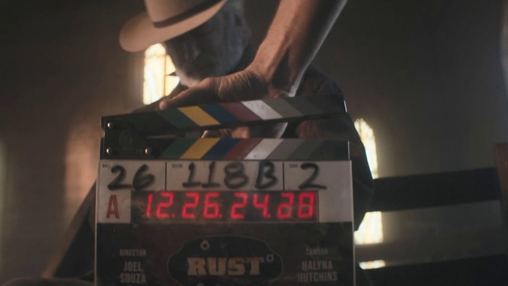 Dieses vom Büro des Sheriffs von Santa Fe County herausgegebene Videostandbild zeigt Alec Baldwin am Filmset.