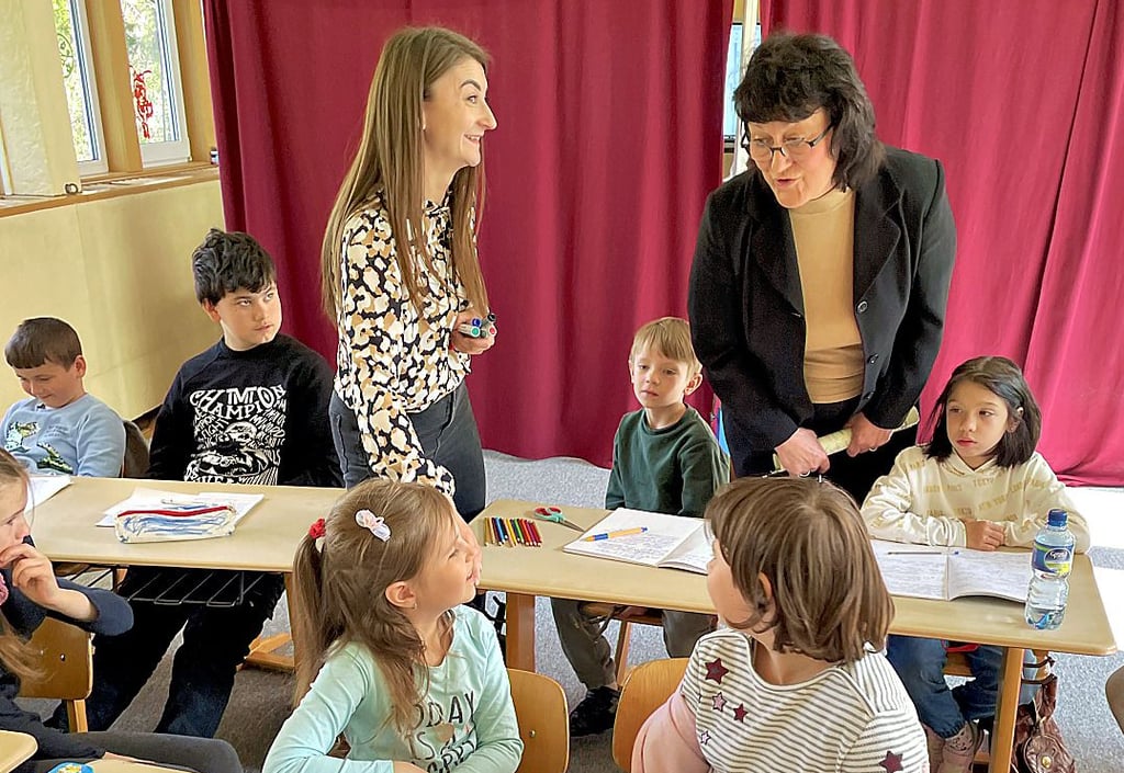 Landesbildungsministerin Feußner besuchte eine Ankunftsklasse in Loburg, in der Kinder aus der Ukraine unterrichtet werden.