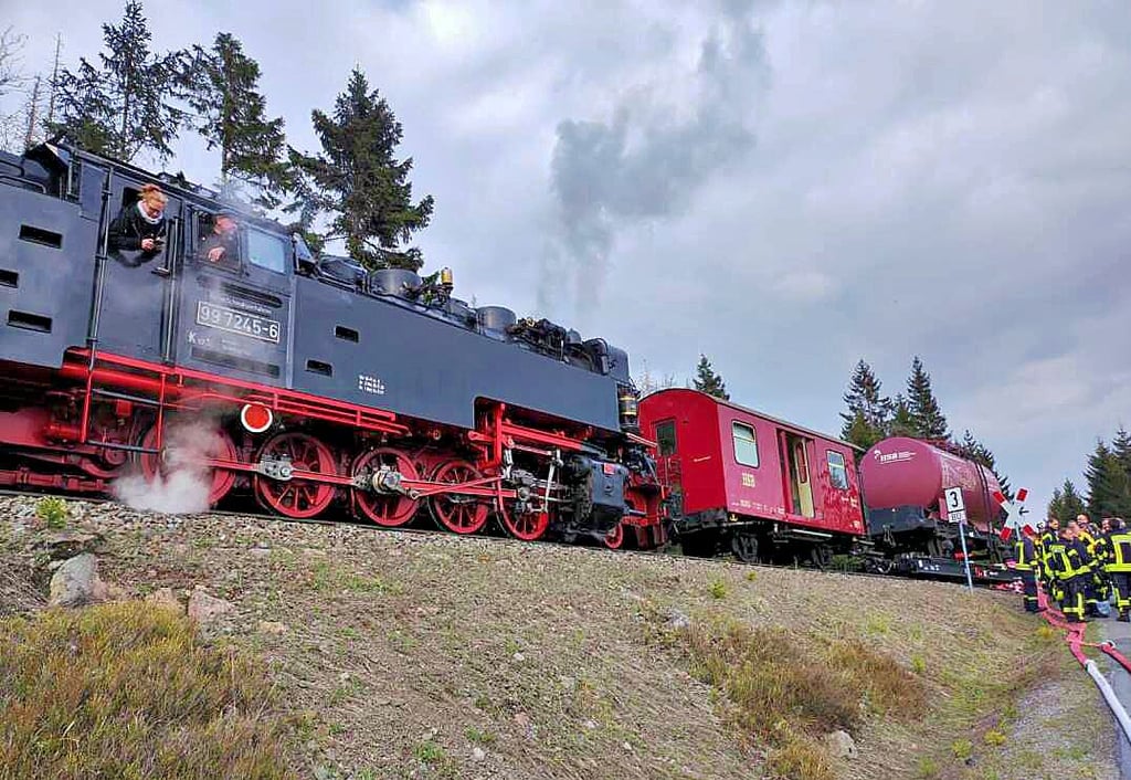 An den Brandort in schwer zugänglichem Gelände am Hang gelangten Einsatzkräfte nur zu Fuß – oder per Kesselwagen und Transportanhänger der Harzer Schmalspurbahnen.