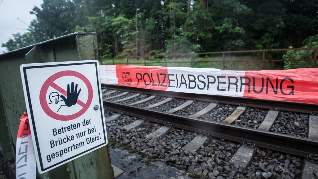 Eine 55 Jahre alte Mutter und ihre 20-jährige Tochter sind in Linden beim Versuch, Gleise zu überqueren, von einem Zug erfasst worden und gestorben.