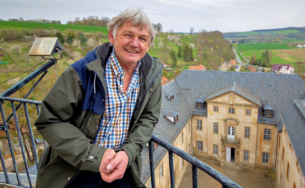 Crossens Bürgermeister Uwe Berndt führt am Sonntag Interessierte durch das Schloss.