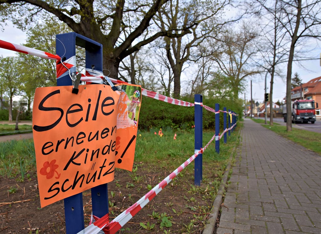 Mit Absperrband und deutlichem Appell wurden Bürger gerade an der fehlenden Umzäunung am Pechauer Platz in Magdeburg aktiv.