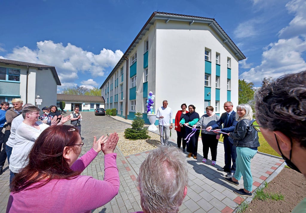 Die Freude ist groß bei den Bewohnern von Haus Wichern, als das zeremonielle Band durchschnitten wird.