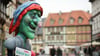 Wernigerode: Eine Hexenfigur steht im Stadtzentrum und soll an das traditionelle Walpurgisfest erinnern. Foto: Matthias Bein/dpa-Zentralbild/