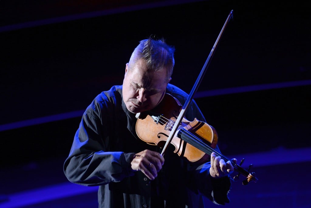 Ganz versunken in die Musik: Der Violinist Nigel Kennedy tritt in der Elbphilharmonie in Hamburg auf.