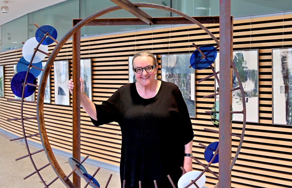 Angelika Flaig hat zu ihrer Ausstellung im Landtag auch ihr Wasserrad mitgebracht.