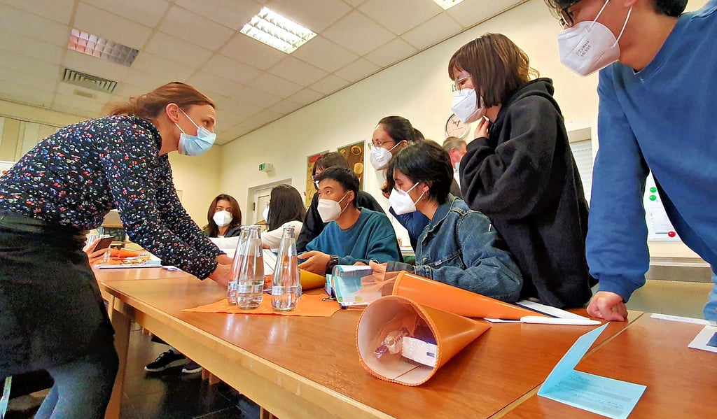 Kursleiterin Sina Münsterberg freut sich über die acht jungen Vietnamesen, die im Ameos-Institut Ost eine einjährige Ausbildung beginnen.