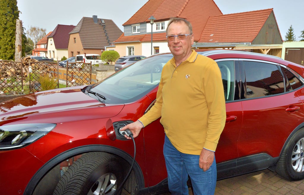 Bertram Müller fährt seit einem Jahr ein Hybridfahrzeug. Den Strom für das Auto bezieht er von seiner Photovoltaikanlage auf dem Dach seines Hauses.
