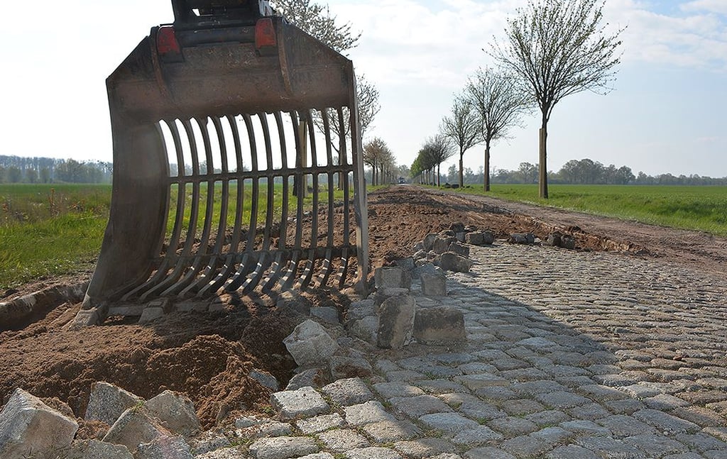 Aktuell wird zwischen Werben und Räbel das alte Pflaster hochgenommen. Die Straße wird bituminös neu erbaut.