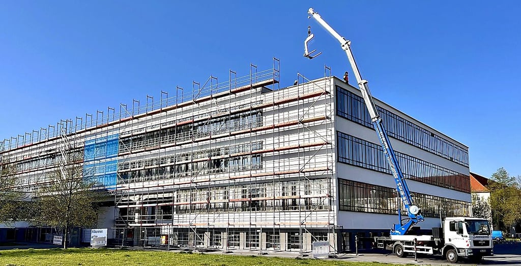 Das Bauhaus ist zur Bau(haus)stelle geworden: Sowohl auf dem Dach als auch an den Fenstern wird gegenwärtig gebaut.