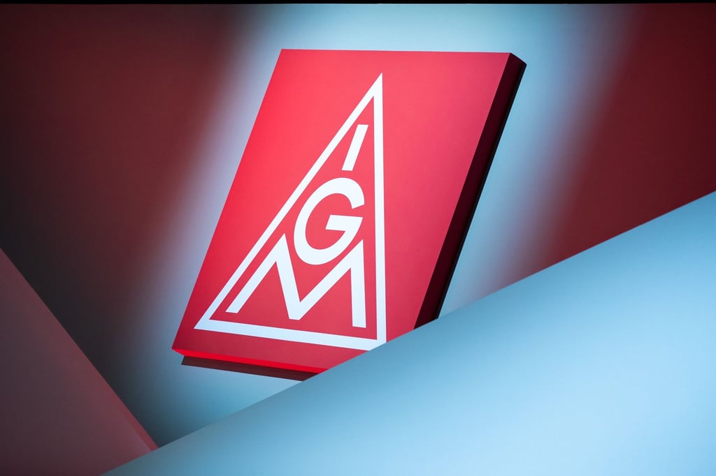 Das Logo der IG Metall ist an einer Wand zu sehen.