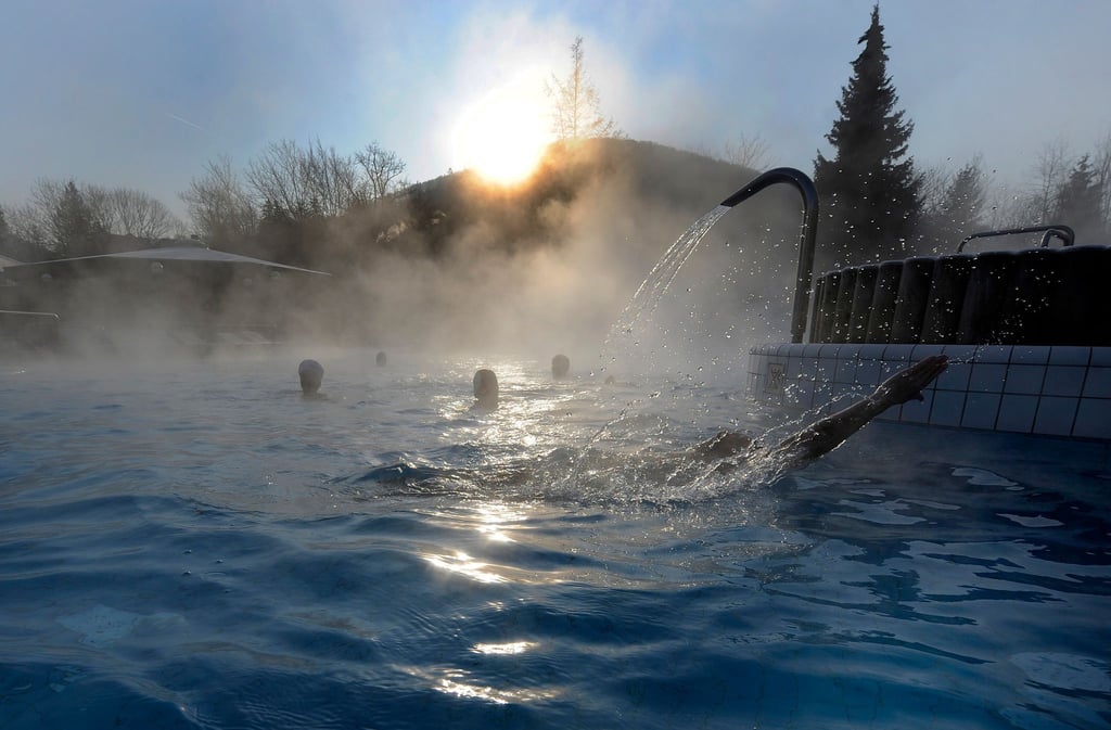 Bereits vor der Modernisierung lockte die Sole-Therme mit ihren Innen- und Außenbecken jährlich 180.000 Besucher an. Nun öffnet sie nach einem zweijährigen Umbau wieder die Tore.