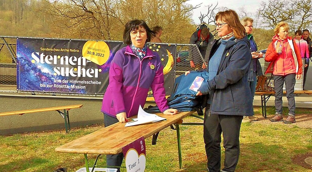 Petra Wiegel (r.) und Karin Borth vom Organisationsteam bereiten vor dem Start der einzelnen Touren die entsprechenden Registriertische vor.