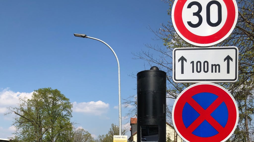 In Weißenfels vor der Klinik steht ein neuer moderner Blitzer.