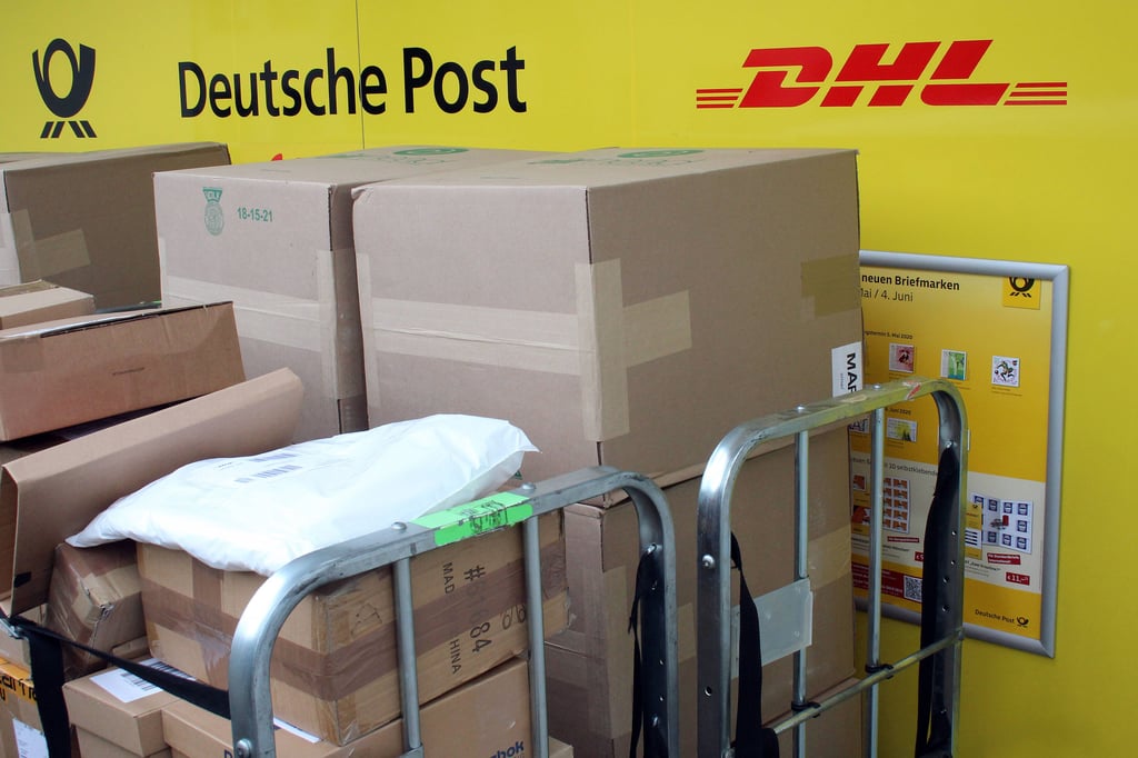 Ein Stapel mit Paketen in einer Postfiliale (Symbolbild)