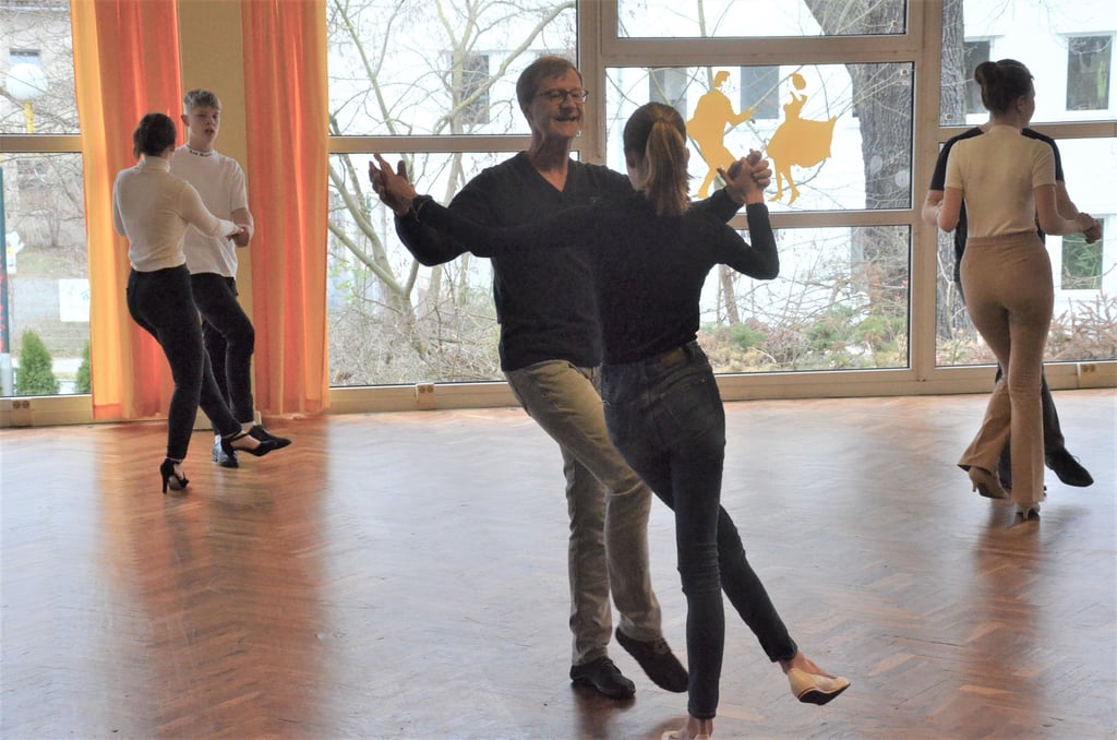 Jugendliche üben in der Tanzschule Müller in Salzwedel mit ihrem Tanzlehrer Thomas Ansgar Müller (Mitte) Standardtanz.