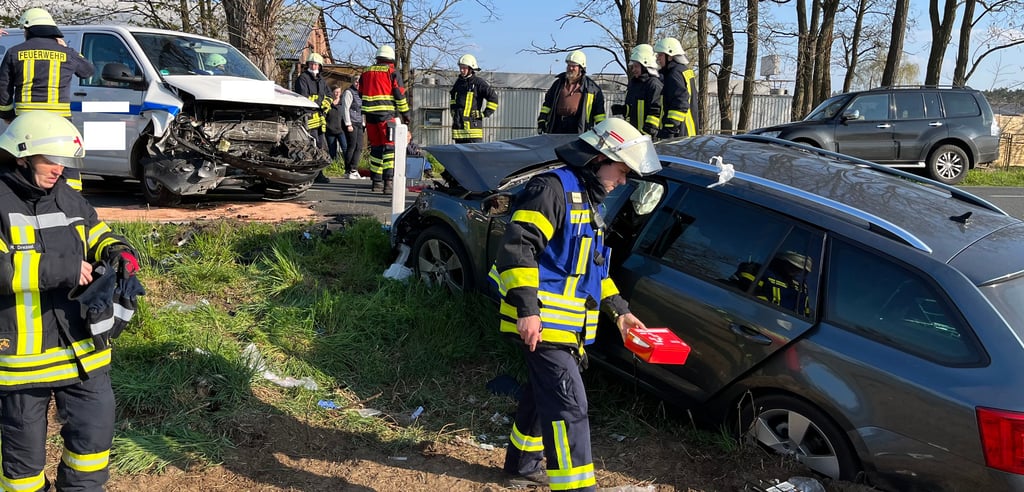 Nahe Reuden sind zwei Fahrzeuge kollidiert.