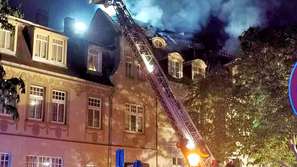 Mit einer Drehleiter wurde das Feuer im Dachstuhl des Mehrfamilienhauses bekämpft. 
