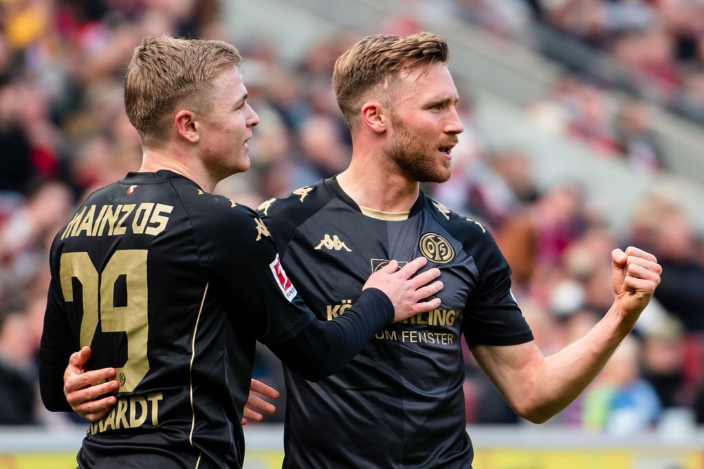 Kann sich einen Verbleib beim FSV Mainz 05 vorstellen: Jonathan Burkardt (l) bejubelt mit Silvan Widmer ein Tor.