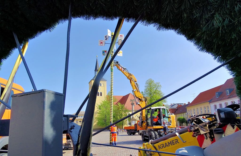 Der Maibaum wird aufgestellt.