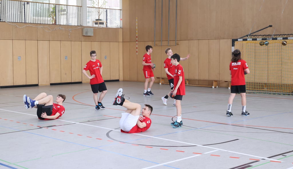 Dehnen, Bauchmuskeln trainieren, Torwurf: All das gehört zum Training dazu. Fabian Walter geht es aber natürlich in erster Linie um die spielerische Entwicklung.