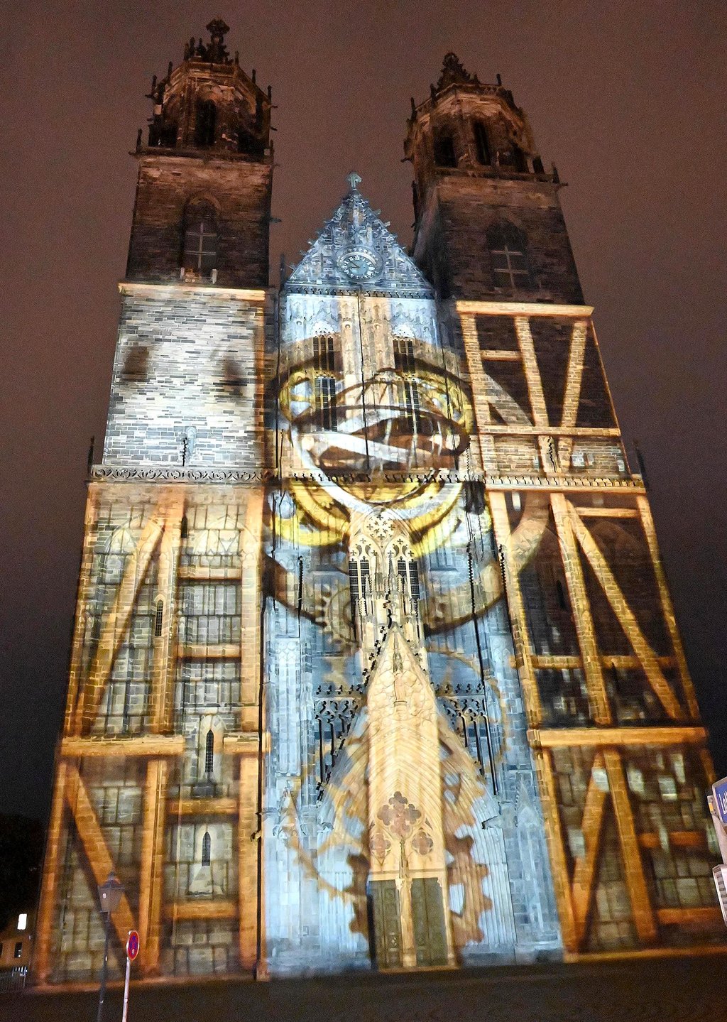 Drehende Zahnräder und schwere Balken: Zu den Domfestspielen im vergangenen Jahr bespielte Stefan Haberkorn die Westtürme mit seiner Lichtperformance.