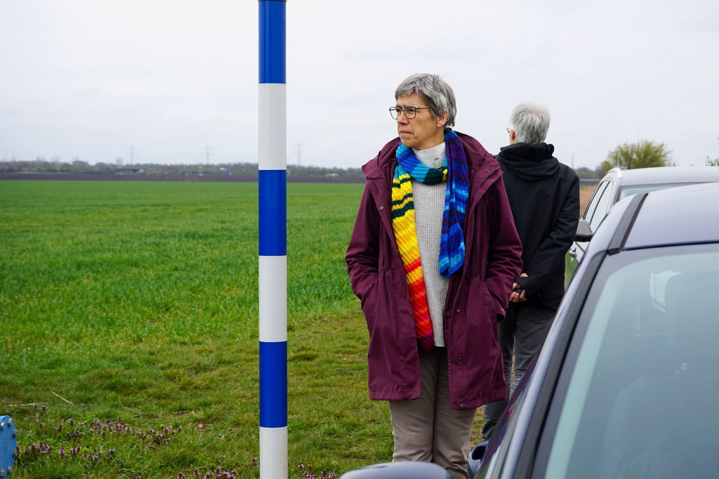 Die Europaabgeordnete Jutta Paulus (Bündnis 90/Die Grünen) blickt besorgt auf die Abholzung auf dem geplanten Intel Gelände.