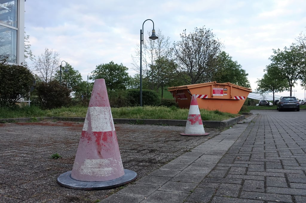 Parkplatz-Ärger an der Kfz-Zulassungsbehörde in Magdeburg. Hütchen und Container versperren Stellflächen.