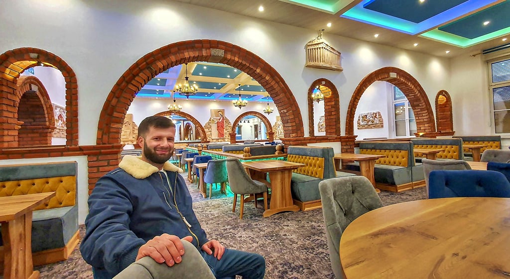 Berton Bruci eröffnet nach einem Jahr Umbau in Hoym das griechische Restaurant „Akropolis“. Der Saal im südländischen Stil erscheint kleiner.