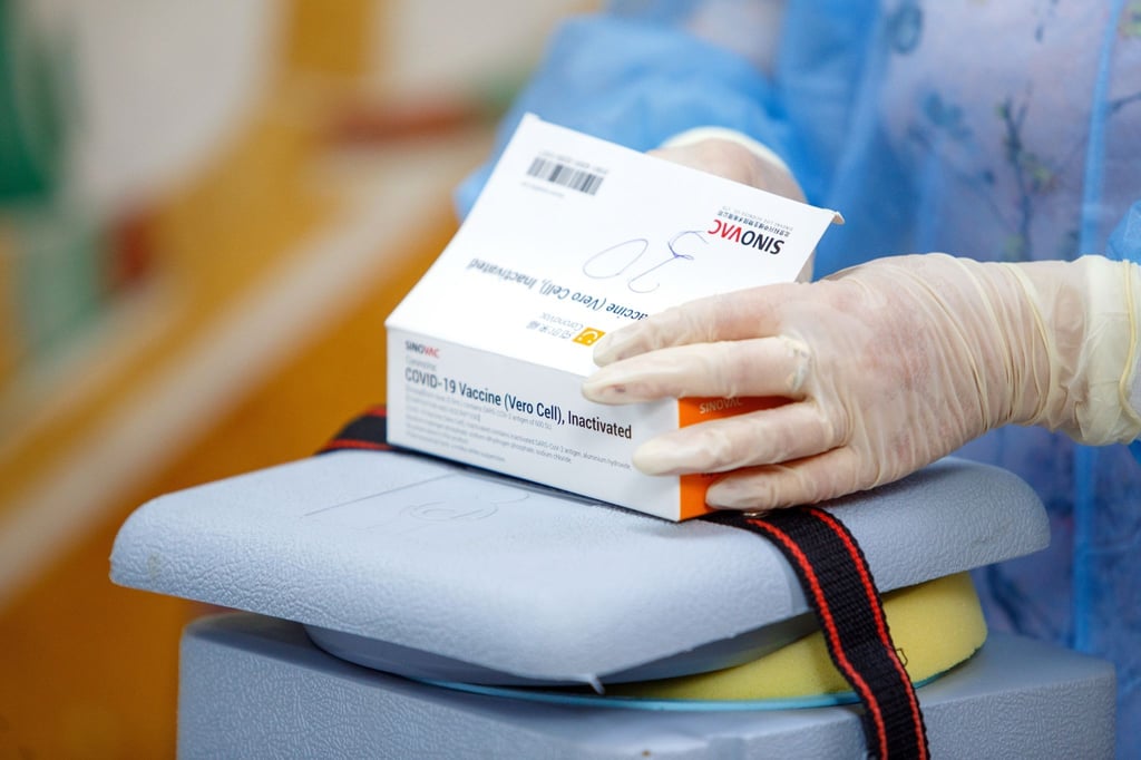 Wer etwa mit dem chinesischen Impfstoff Sinovac grundimmunisiert wurde und eine Auffrischung erhalten hat, soll eine Dosis eines mRNA-Impfstoffs im Mindestabstand von drei Monaten zur vergangenen Impfung erhalten.