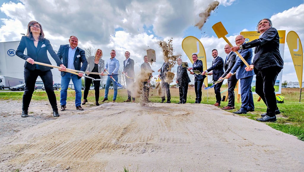 Symbolischer erster Spatenstich für das Photovoltaik-Partnerschaftsprojekt: Knapp 19.000 Solarmodule sollen installiert werden.