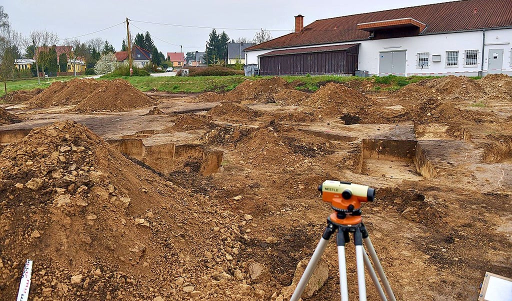 Auf der Fläche unterhalb des NP-Marktes ist die Grabung fast abgeschlossen.