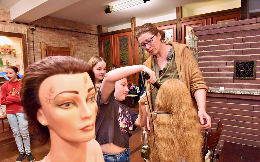 Bald Friseurinnen? Lisa und May probieren sich am Stand von Innungsobermeisterin Katrin Berend aus.