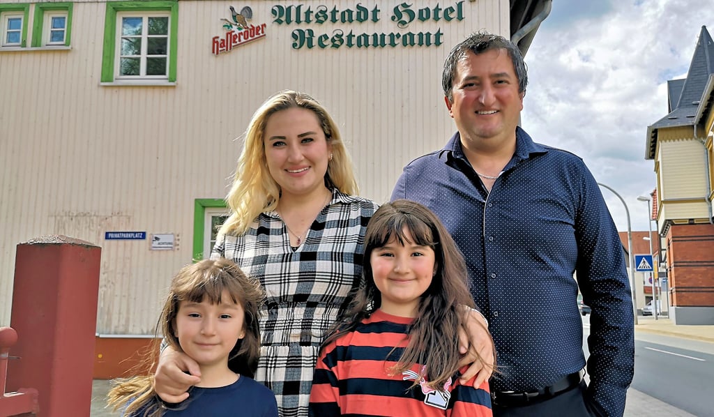 Das Ehepaar Aylin und Mustafa Bulut sowie die Töchter Mislina (8) und Mekselina (6) stammen aus der Türkei. Die Familie hat vor sechs Jahren ein Hotel in Ilsenburg übernommen.