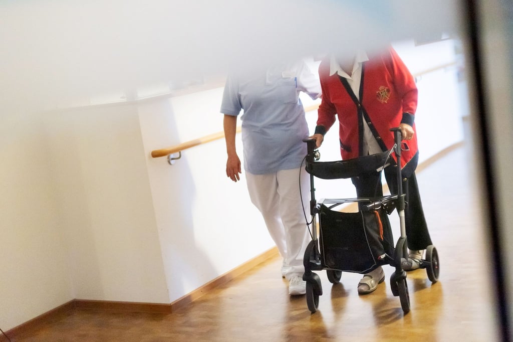 Ansprechen oder nicht? Experten raten, das Thema Impfung mit Pflegekräften angsfrei aber auch vorurteilsfrei anzusprechen.