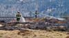 Die Feuerwehr löscht einen Buschbrand an der Teufelskanzel auf der Südseite der Brockenkuppe.