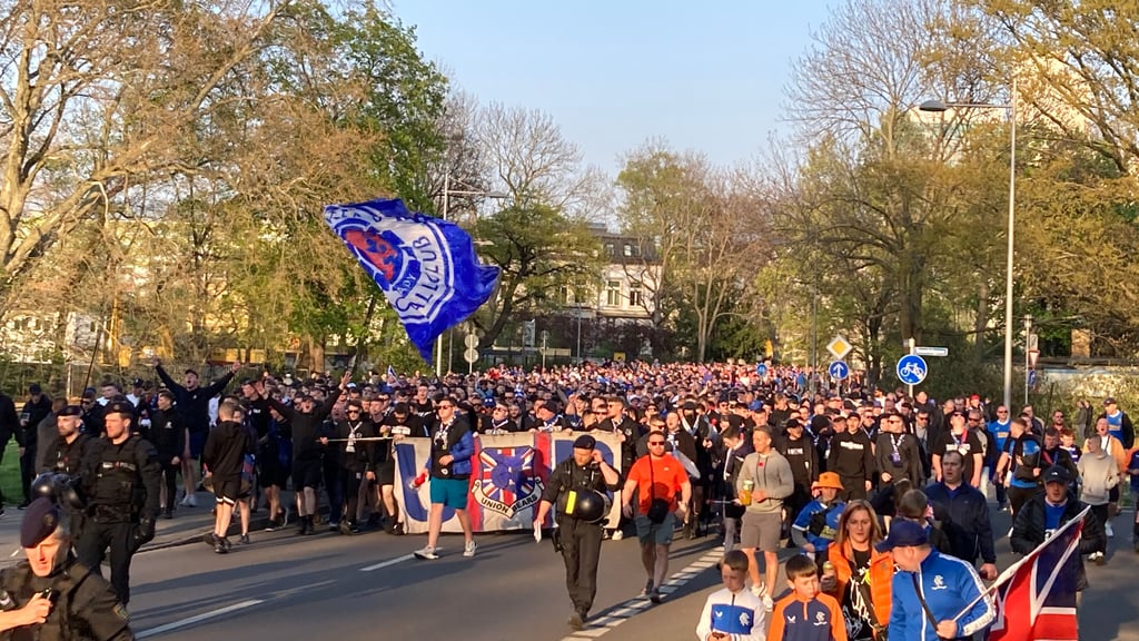 Langer Zug der Rangers Fans zum Stadion von RB Leipzig.