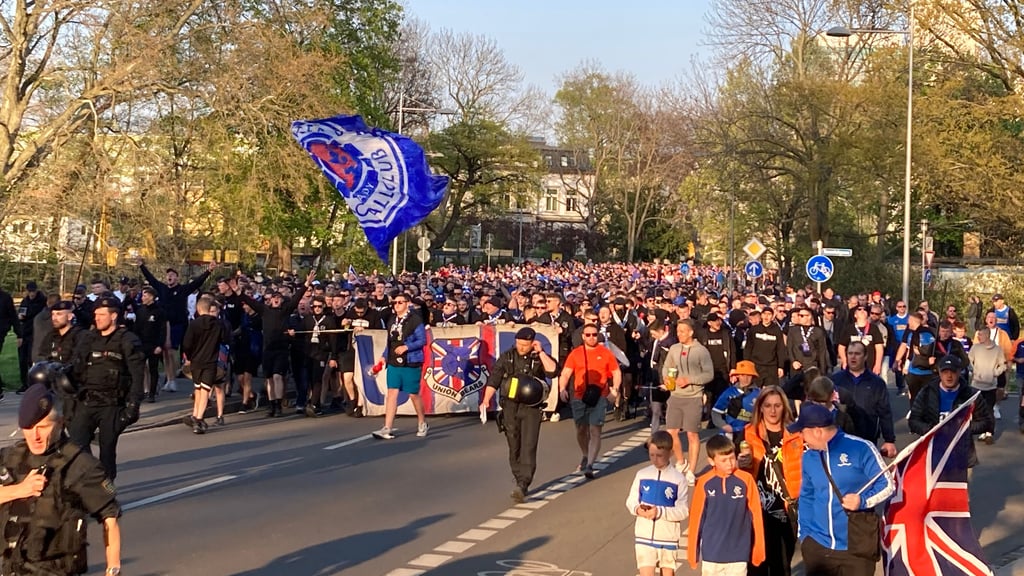 Langer Zug der Rangers Fans zum Stadion von RB Leipzig.